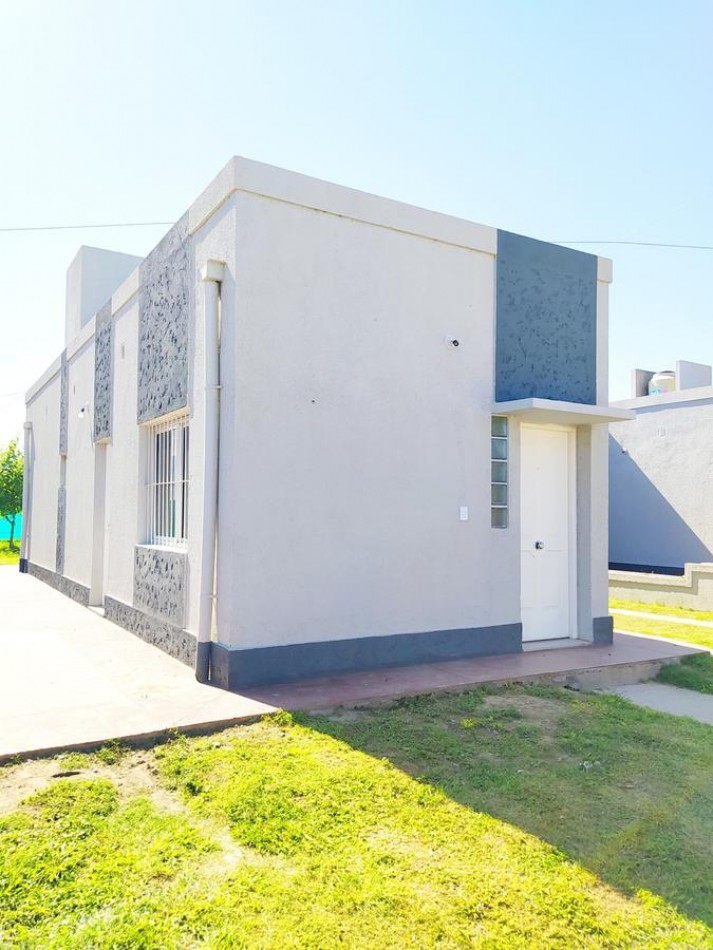 B° ATE - Alt. Av. Americo Vespucio al 3.400 - Casa a estrenar de 2D con fondo y escrituras