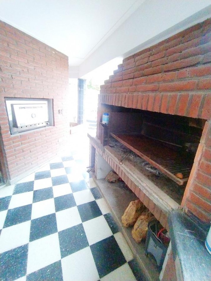 San Lorenzo 4400 - Beverly Hills - Casa de 4D + Cochera + Fondo c/ Pileta