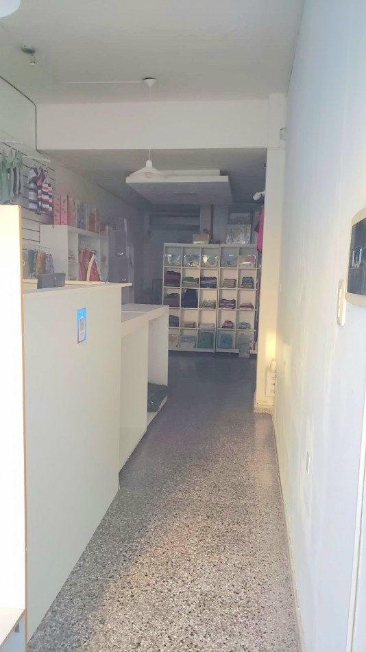 Dos Locales Comerciales Vidriados en Venta - Buenos Aires al 200 - Ideal Inversor