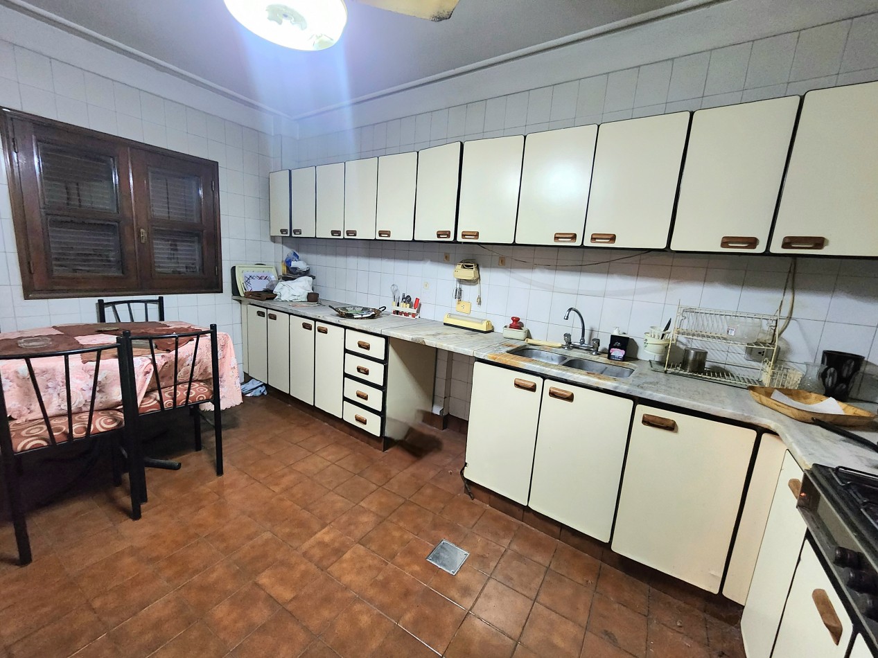 San Martin al 100 - Dos locales Comerciales + Casa de 5 dormitorios 