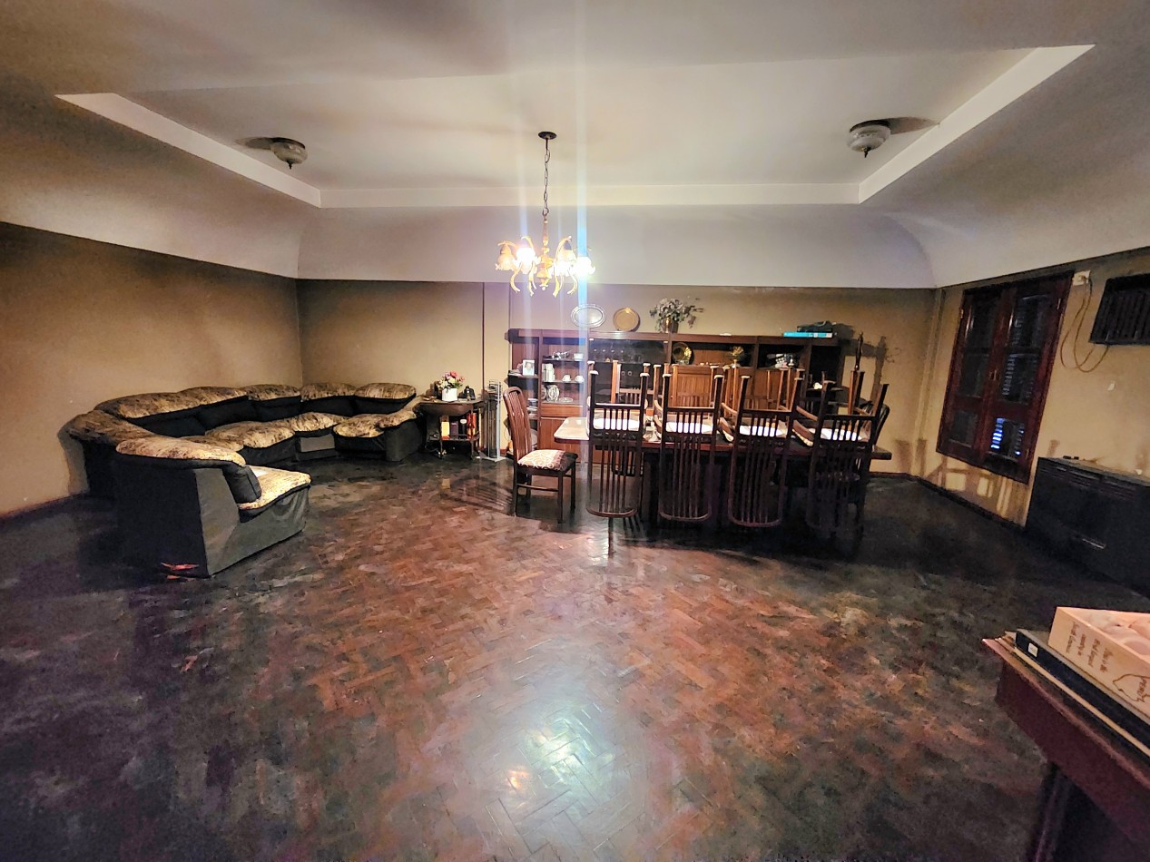 San Martin al 100 - Dos locales Comerciales + Casa de 5 dormitorios 