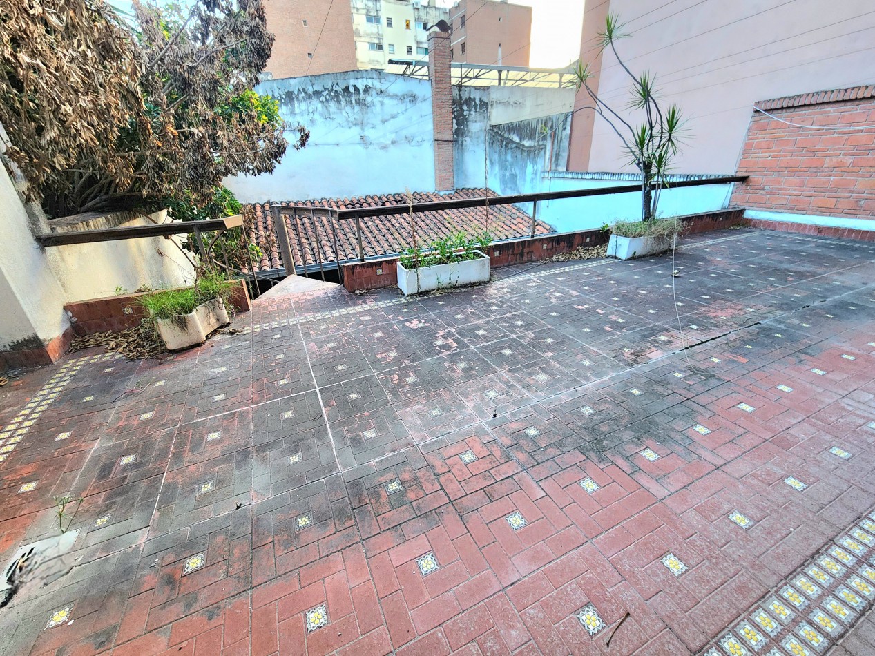 San Martin al 100 - Dos locales Comerciales + Casa de 5 dormitorios 