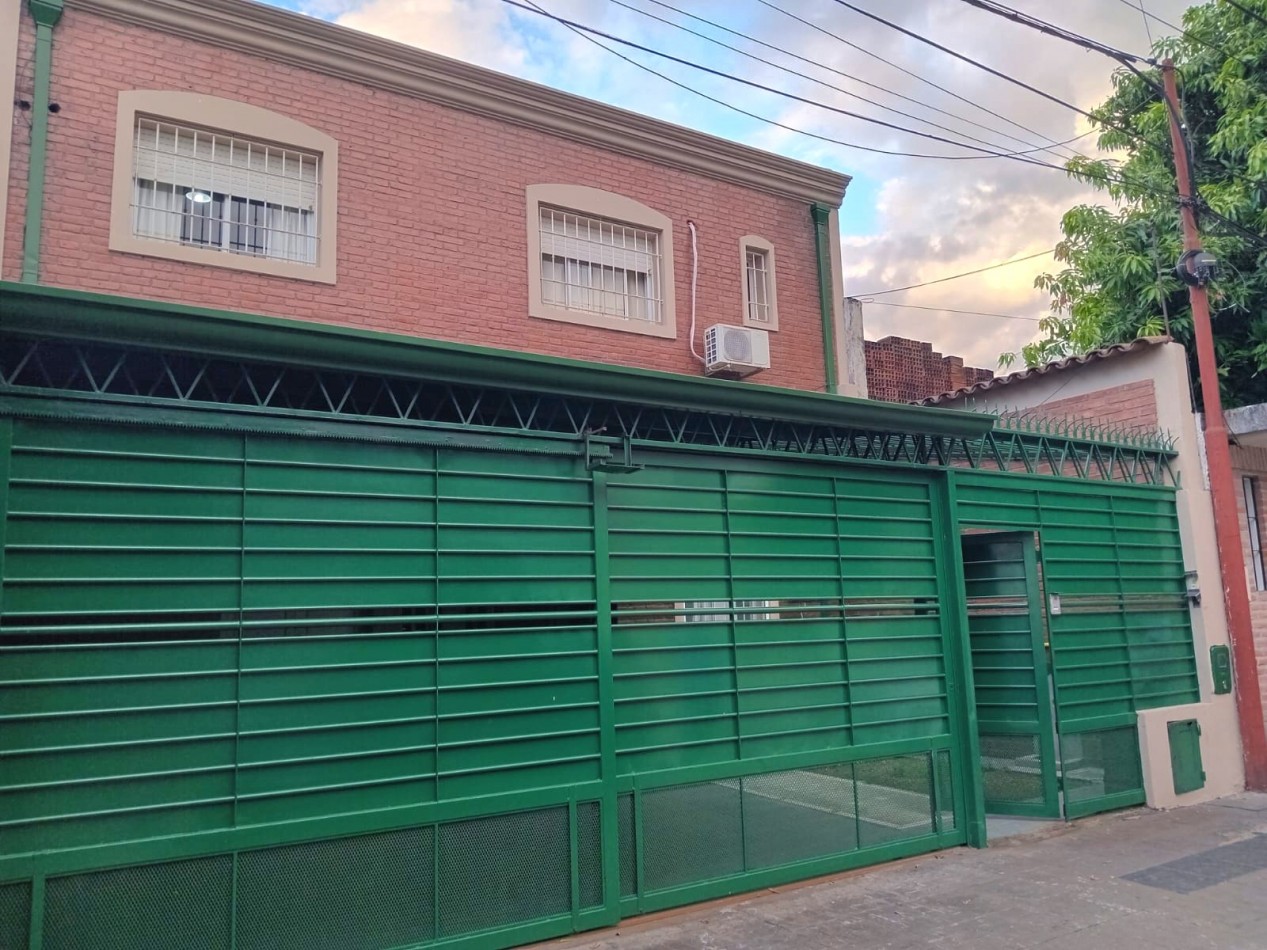 Alt. Gral.Paz al 1300 - Casa de 4D + Fondo c/ Pileta y Cochera