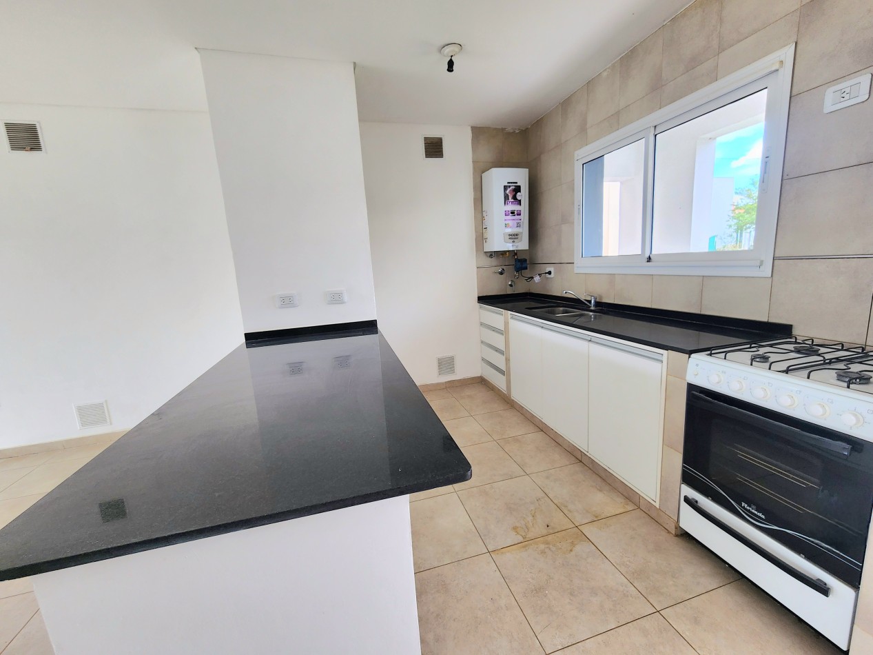 LOS NOGALES PLAZA B° PRIVADO CASA DE 3D + COCHERA + FONDO- APTA CREDITO HIPOTECARIO!!!
