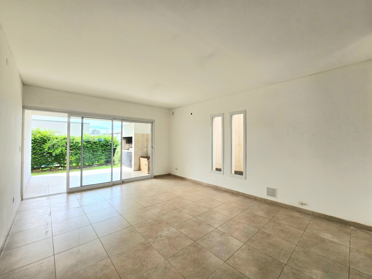 LOS NOGALES PLAZA B° PRIVADO CASA DE 3D + COCHERA + FONDO- APTA CREDITO HIPOTECARIO!!!