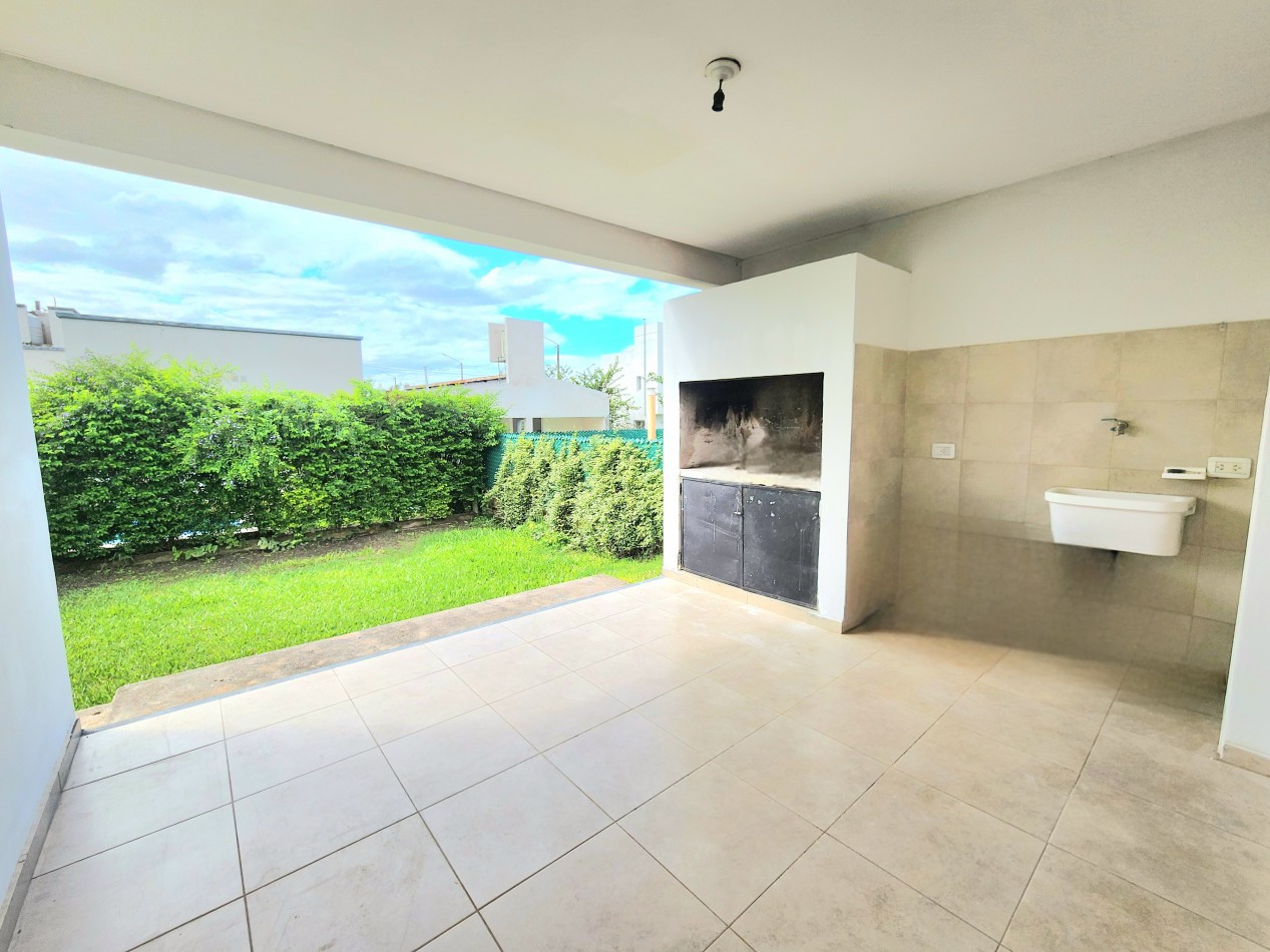 LOS NOGALES PLAZA B° PRIVADO CASA DE 3D + COCHERA + FONDO- APTA CREDITO HIPOTECARIO!!!