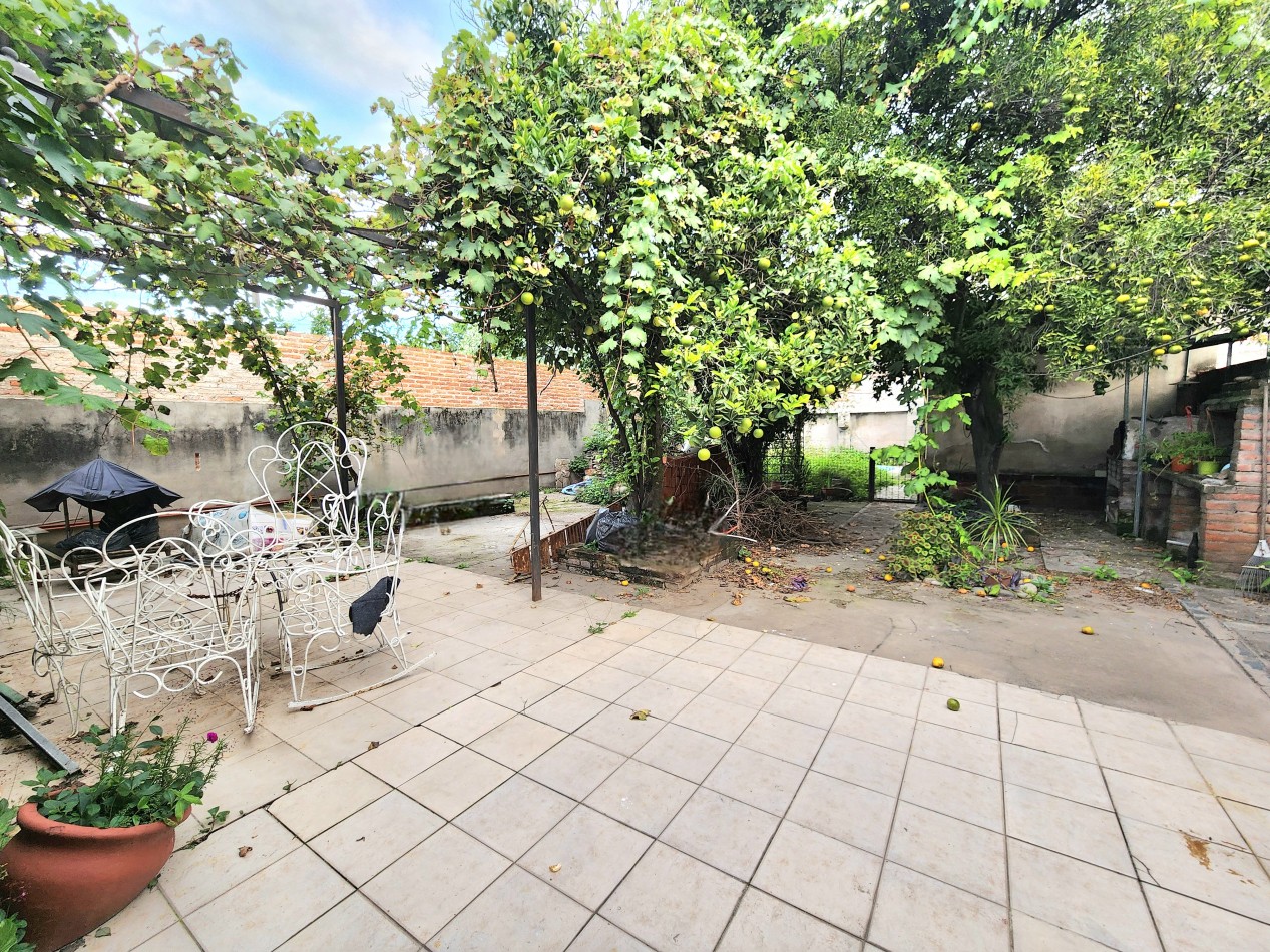 La Plata al 1100 - Casa Reformada de 2D + Cochera + Pileta