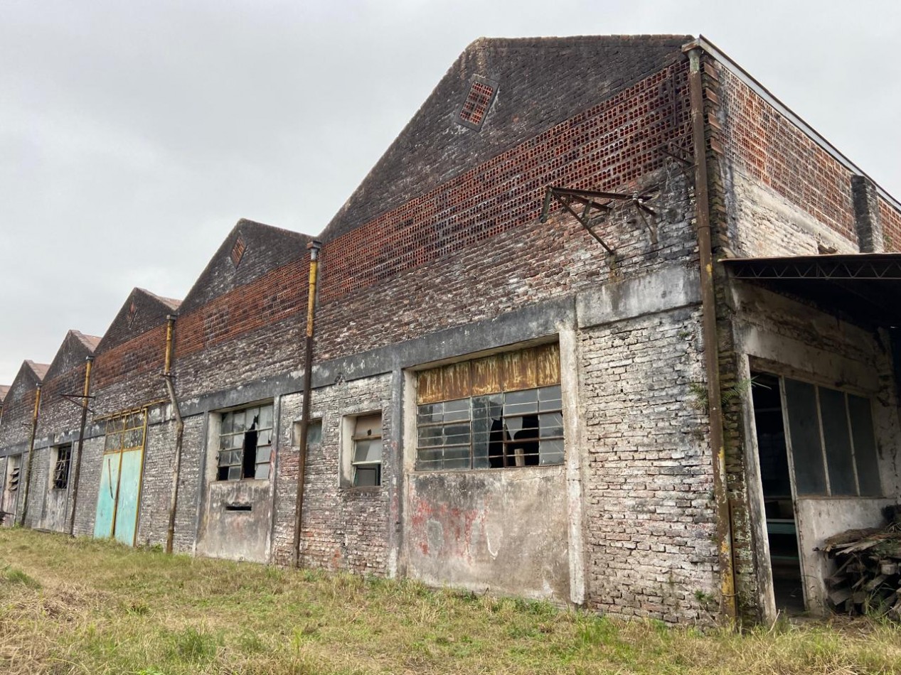 San Juan y Sargento Cabral - 3500 m2 de Terreno - con 1800 m2 de Galpones