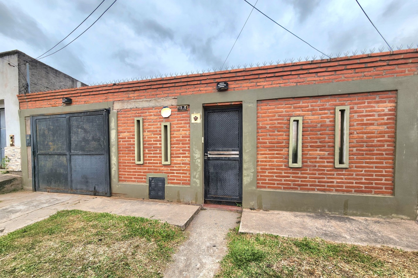 Las Talitas- B° Los Apostoles- Casa de 2D c/ Cochera y Pileta