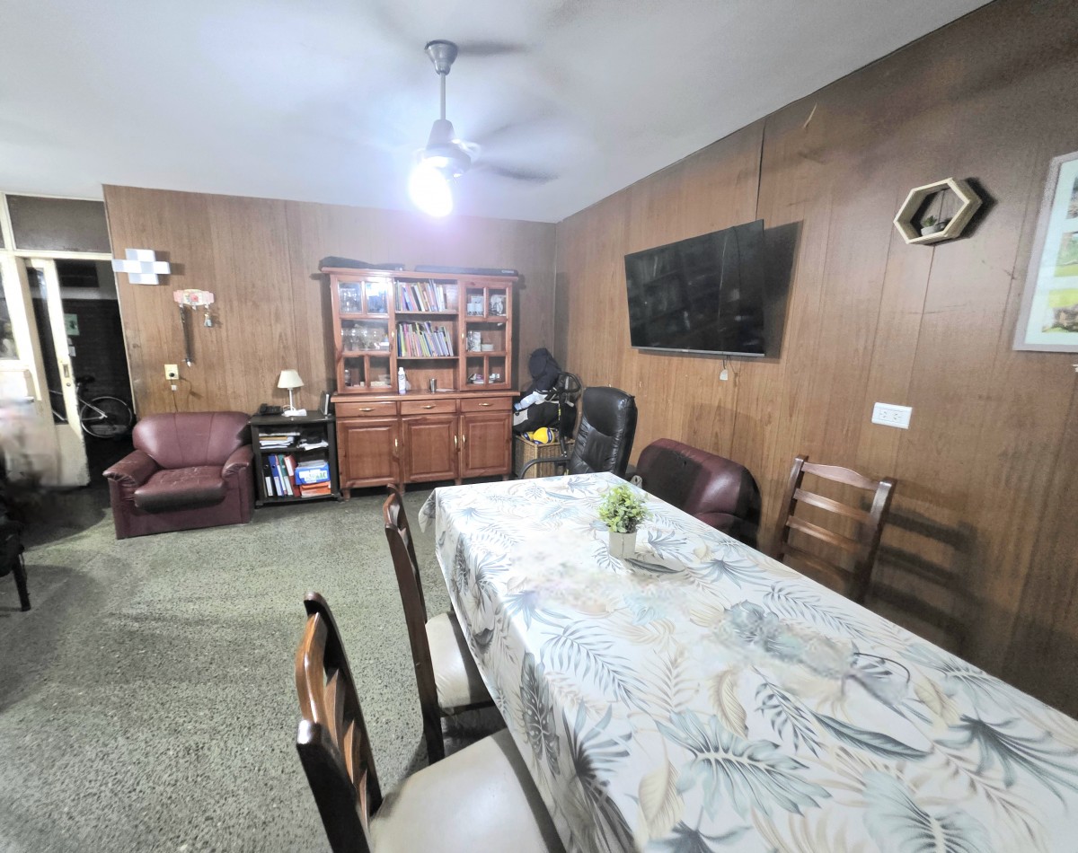 B° El Bosque - Marcos Paz al 2000- Casa de 3D + Depto. A reformar + Fdo. C/ Pileta 