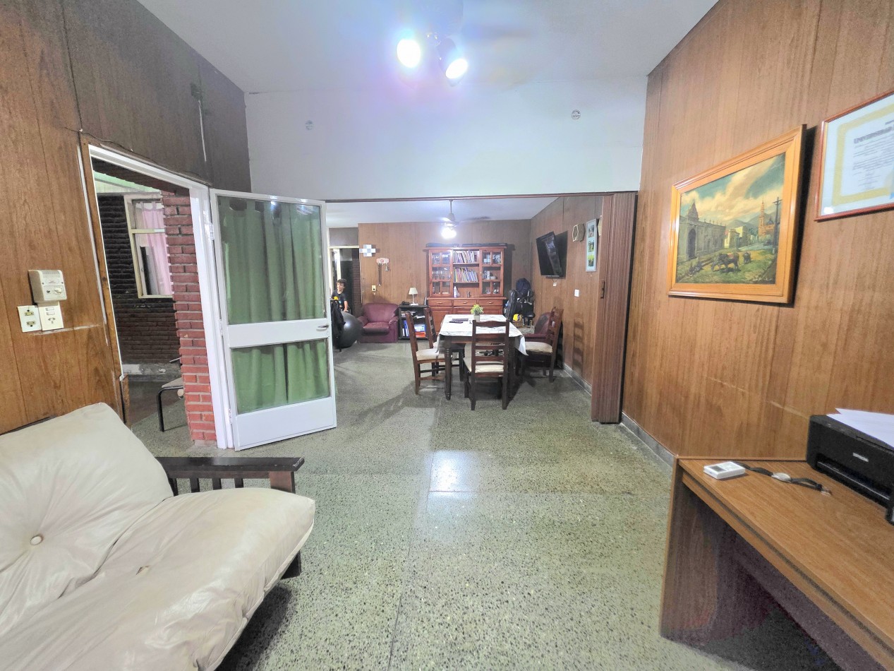 B° El Bosque - Marcos Paz al 2000- Casa de 3D + Depto. A reformar + Fdo. C/ Pileta 