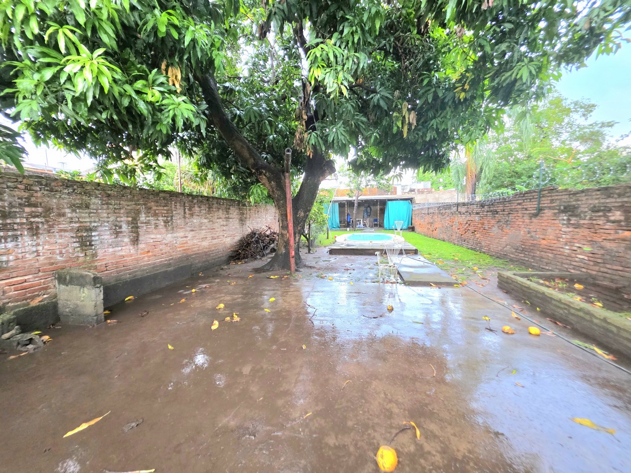 B° El Bosque - Marcos Paz al 2000- Casa de 3D + Depto. A reformar + Fdo. C/ Pileta 