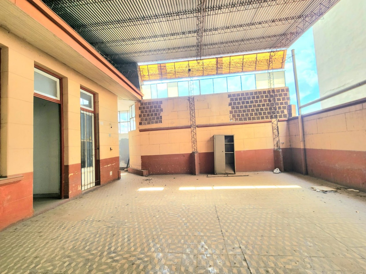 c/ San Martin 973 - Guarderia P/ 20 autos + Dos plantas con 19 Habitaciones. Ideal Inversor!!!