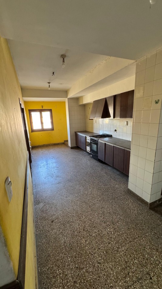 Aguilares - c/ Alberdi 1650.  Departamento XXL de 4D c/ Balcon y Terraza Cubierta