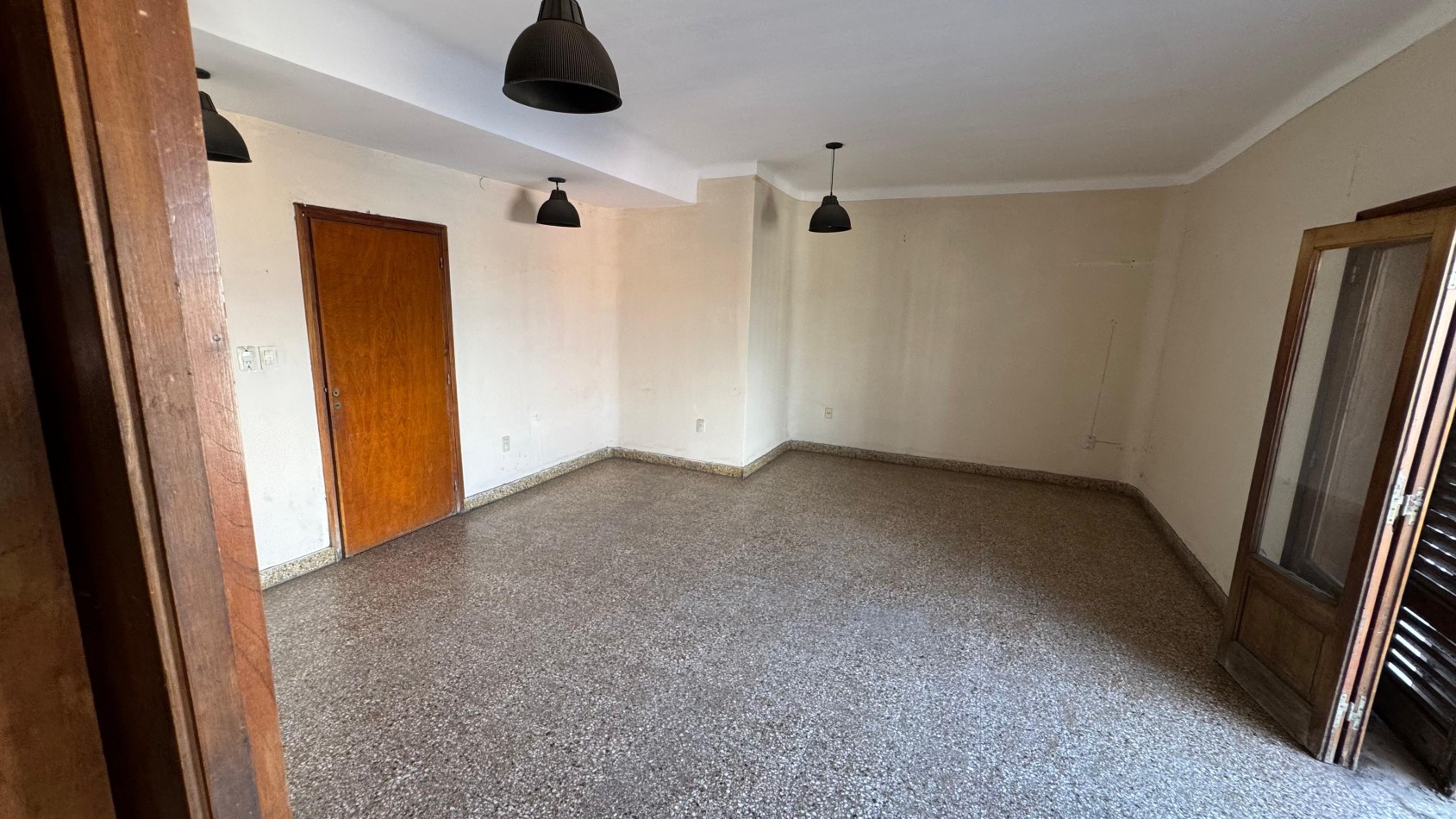 Aguilares - c/ Alberdi 1650.  Departamento XXL de 4D c/ Balcon y Terraza Cubierta