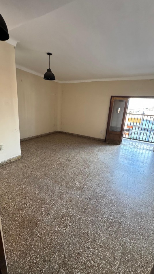 Aguilares - c/ Alberdi 1650.  Departamento XXL de 4D c/ Balcon y Terraza Cubierta