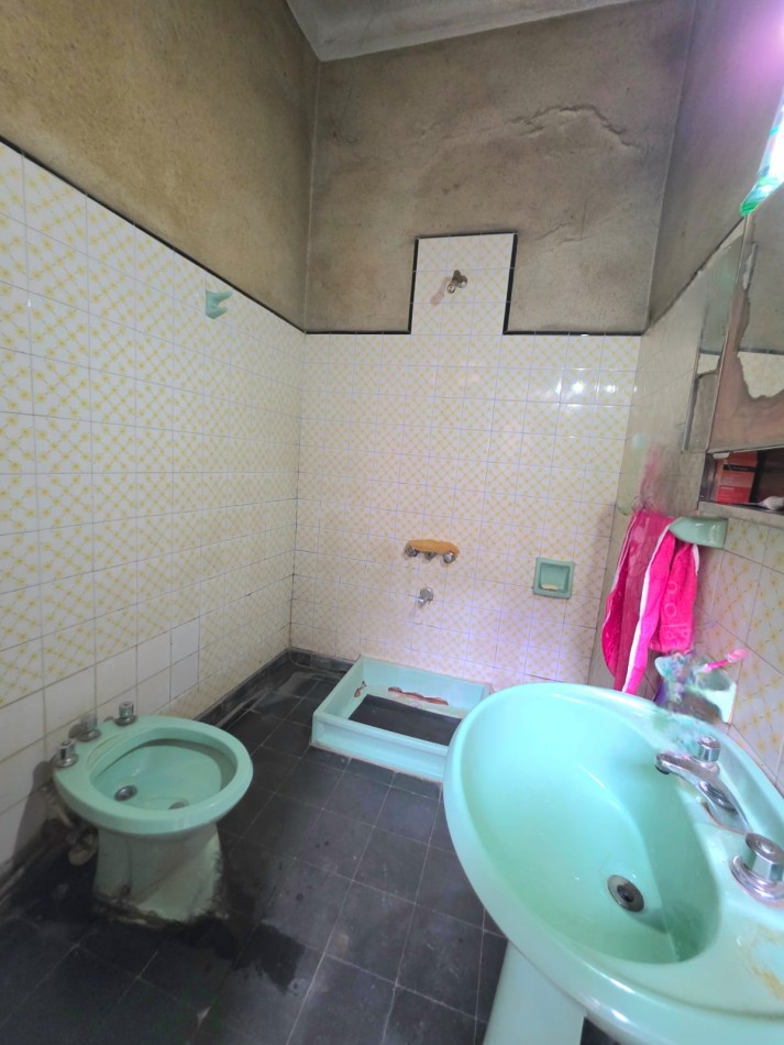 Pje. Rio de Janeiro ( Alt. Av. Avellaneda 100) Casa de 3D + Fondo amplio Reciclar/ Demoler