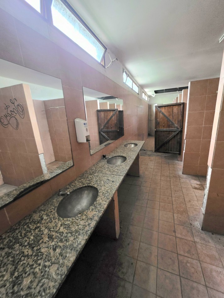 Alquiler!!! Galpon Esquina Congreso al 1000 - 1400 m2 Cubiertos y 1500 m2 Descubiertos  Esquina 