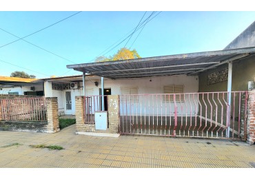B° San Martin - Casa de 3 Dormitorios + Fondo+ Cochera 